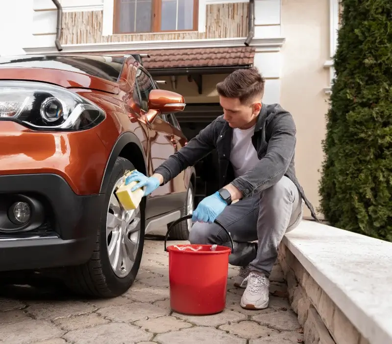 Lavage auto à domicile Aïcirits-Camou-Suhast : professionnel intervenant sur un véhicule